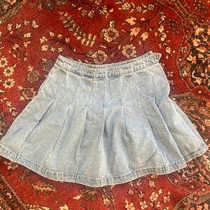Jeans skirt with side zipper and button